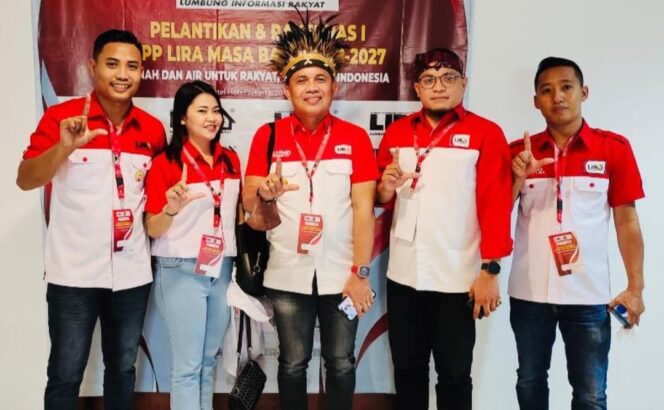 Ketua DPW LIRA Sultra, Karmin, SH (Tengah)