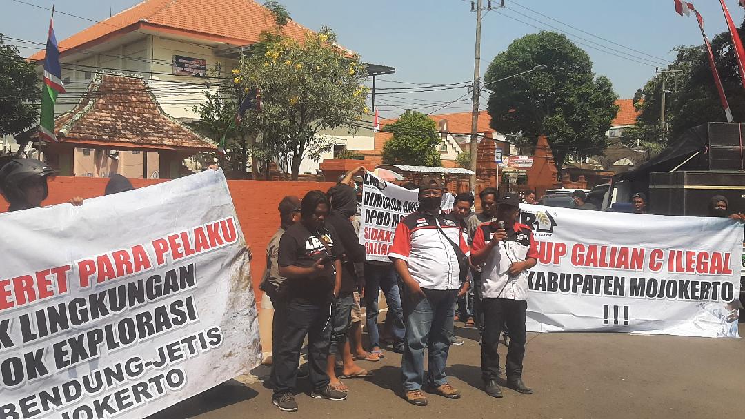 Puluhan anggota Lembaga Swadaya Masyarakat ( LSM ) Lumbung Informasi Rakyat ( LIRA ) kabupaten Mojokerto mengelar Aksi Demo di depan kantor Bupati Mojokerto. Kamis ( 27/7/2023 )