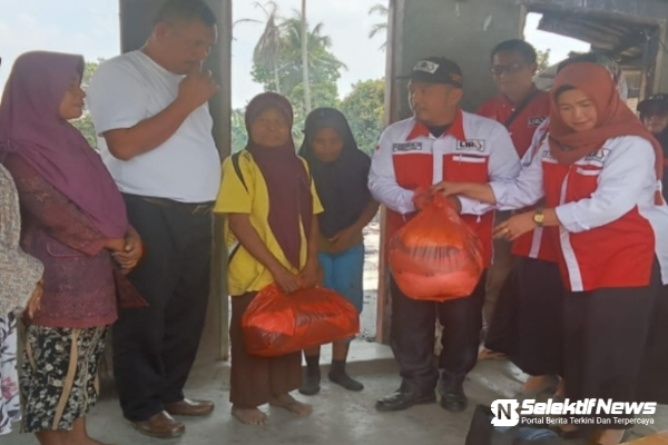 Pengurus DPD LIRA Kabupaten Simalungun Salurkan bantuan sosial kepada ibu jumikem janda 72 tahun yang rumahnya kebakaran dilahap sijago merah di Huta bah Sulung Nagori Dolok maraja, Kecamatan Tapian Dolok, Sabtu (16/03/2024).