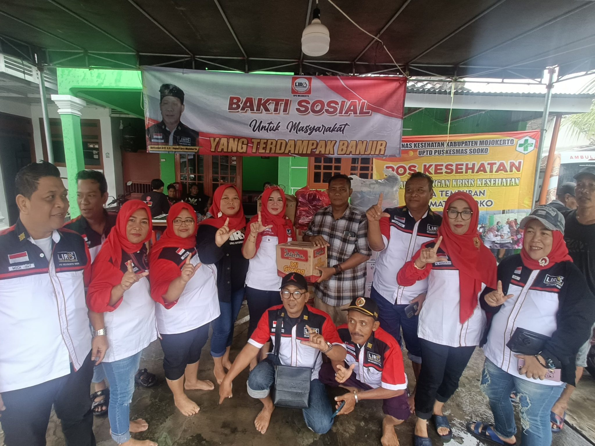 Lumbung Informasi Rakyat (LIRA) Kabupaten Mojokerto adakan giat Bakti Sosial (BAKSOS pada para korban banjir di Desa Tempuran, Kecamatan Sooko pada Sabtu (14/12/2024).