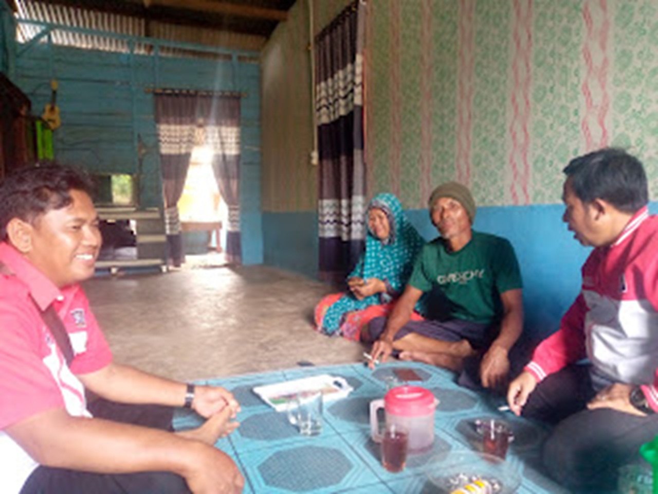 Bupati LIRA Rohil bersama salah satu warga Labuhan Tangga Besar