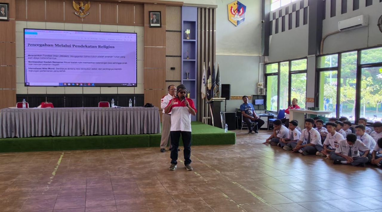 Sosialisasi kenakalan remaja dan penyalahgunaan NAPZA di SMK Yosonegoro Magetan
