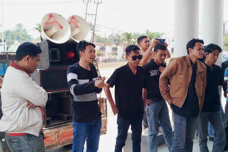 Foto: Sekda LIRA Konawe, Subardin saat menyampaikan orasi didepan gedung DPRD Konawe. (Dok. Hitsultra)
