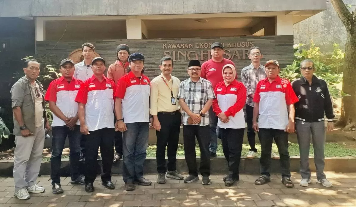 Bupati LIRA Malang Wiwid Tuhu dan jajaran, berpose bersama Direktur Utama KEK Singhasari Purnadi dan Corporate Secretary Kriswidyat Praswanto