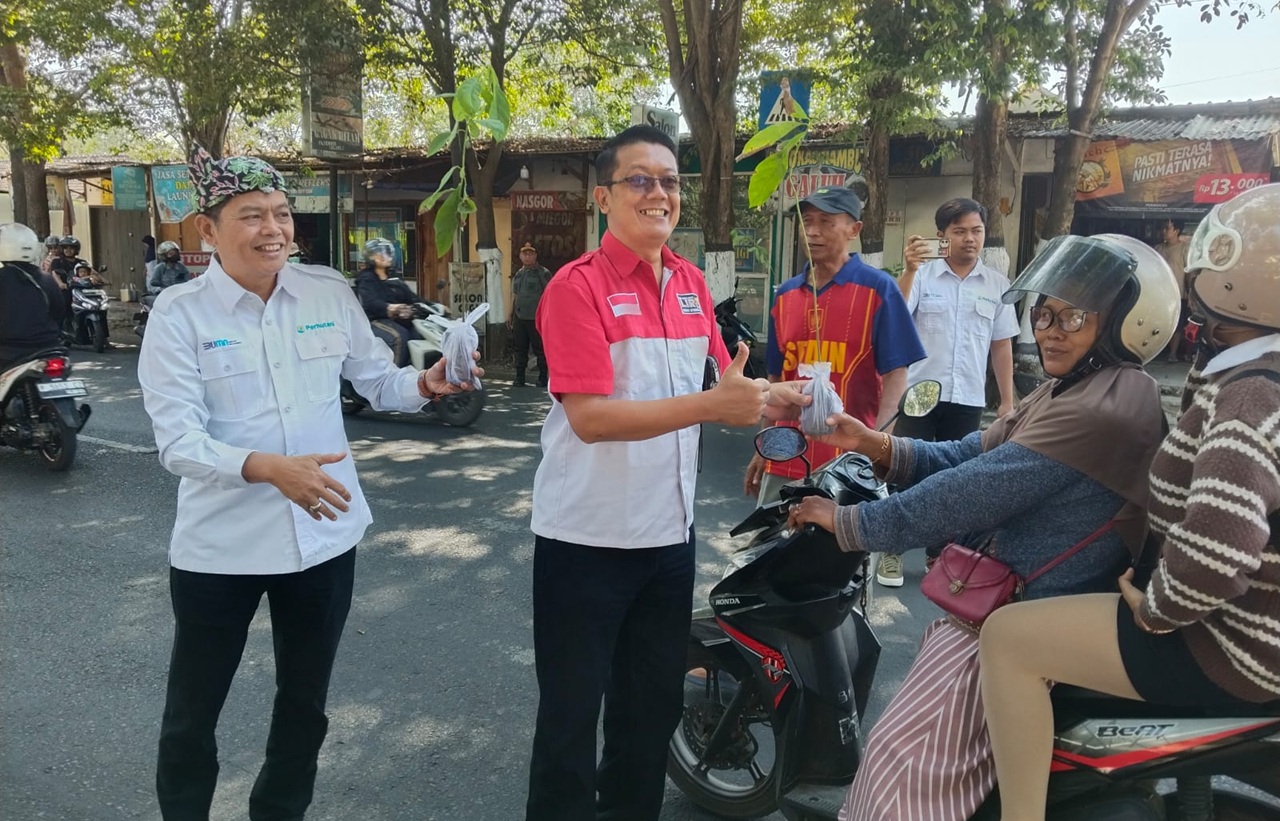 Perhutani KPH Bondowoso Bagikan Bibit Buah kepada Warga, LIRA Beri Apresiasi