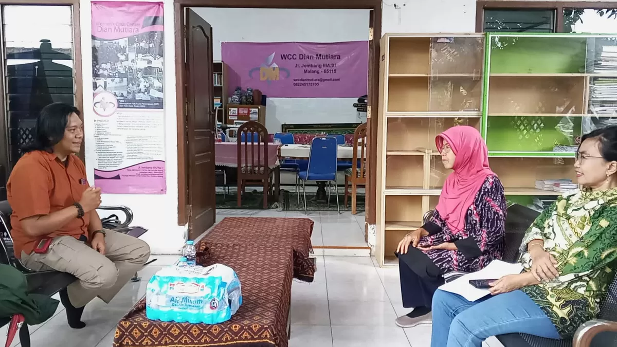 Pimpinan Lumbung Informasi Rakyat (LIRA) Malang bertemu dengan pendiri sekaligus Ketua Women Crisis Center (WCC) Malang, Sri Wahyunigsih, di kantor WCC Malang pada Jumat (23/10/2026)