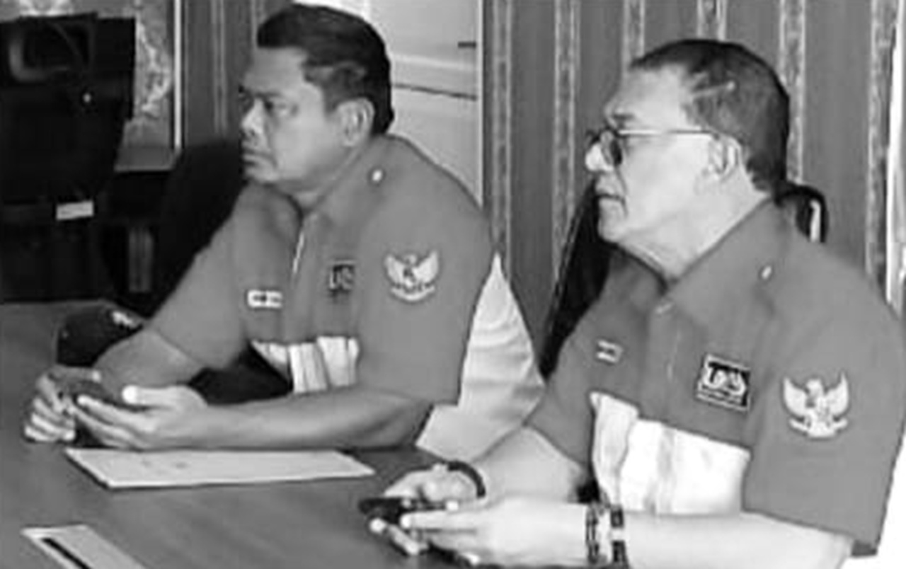 Gubernur LIRA Sumut, H Rizaldi Mavi (kanan) didampingi Ketua Satgas LIRA Sumut, Wandy (kiri) memberikan keterangan pada media, Senin (19/10).