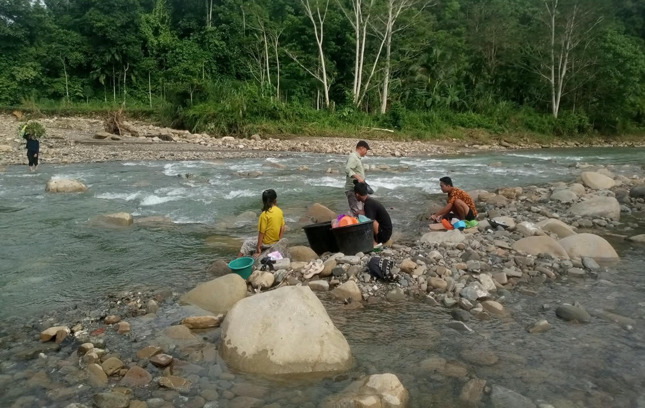 Warga Dusun Hiliotalua, Desa Holi, Kecamatan Ulugawo, Kabupaten Nias, menghadapi kesulitan akses transportasi karena harus menyeberangi Sungai Idanogawo dan Sungai Mesiwa.