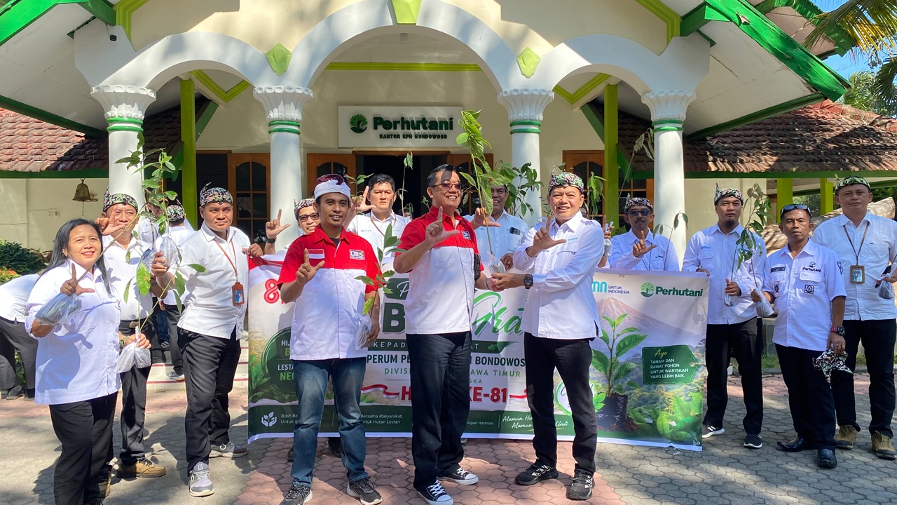 Pembagian bibit tanaman gratis oleh DPD LIRA Bondowoso bersama Perhutani KPH Bondowoso