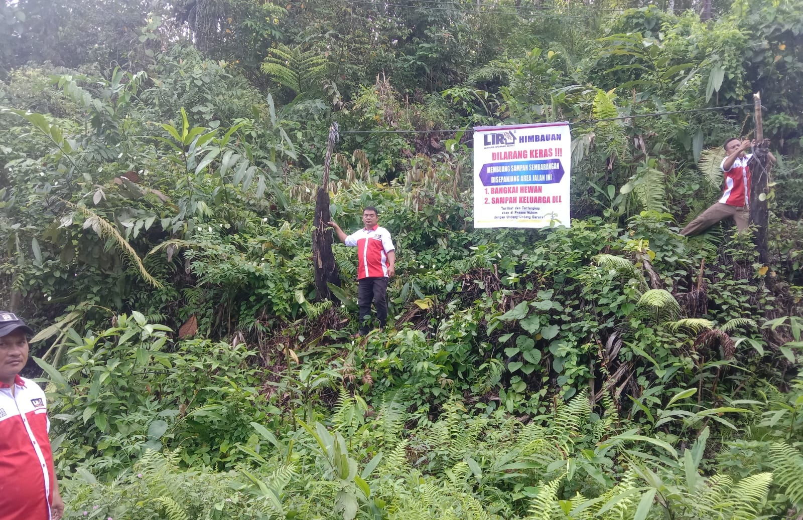 DPD LIRA Nias Sumut melakukan edukasi dan pemasangan spanduk larangan pembuangan sampah sembarangan.