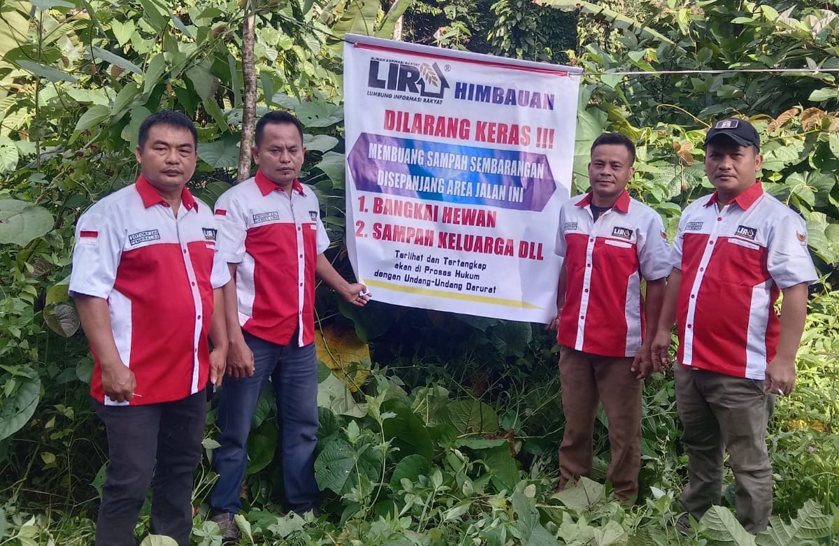 DPD LIRA Nias Sumut melakukan edukasi dan pemasangan spanduk larangan pembuangan sampah sembarangan.