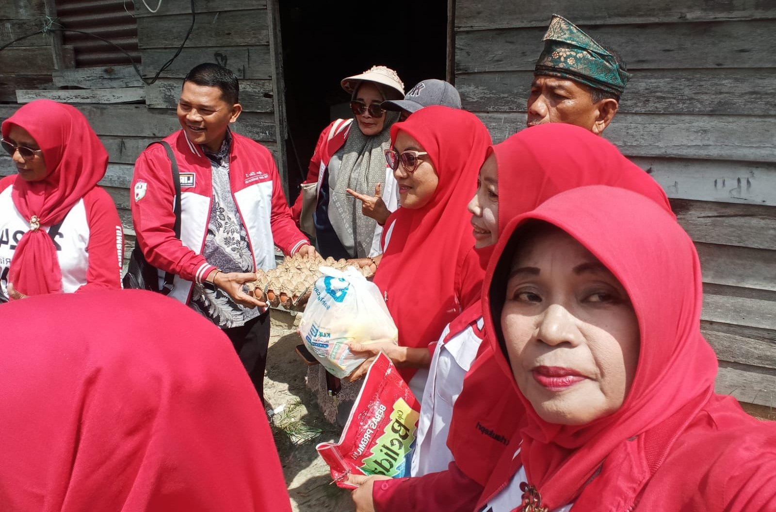 DPD Lumbung Informasi Rakyat (LIRA) Kota Pekanbaru kembali melaksanakan kegiatan sosial bertajuk Jumat Berkah, Jumat (03/10/2025).