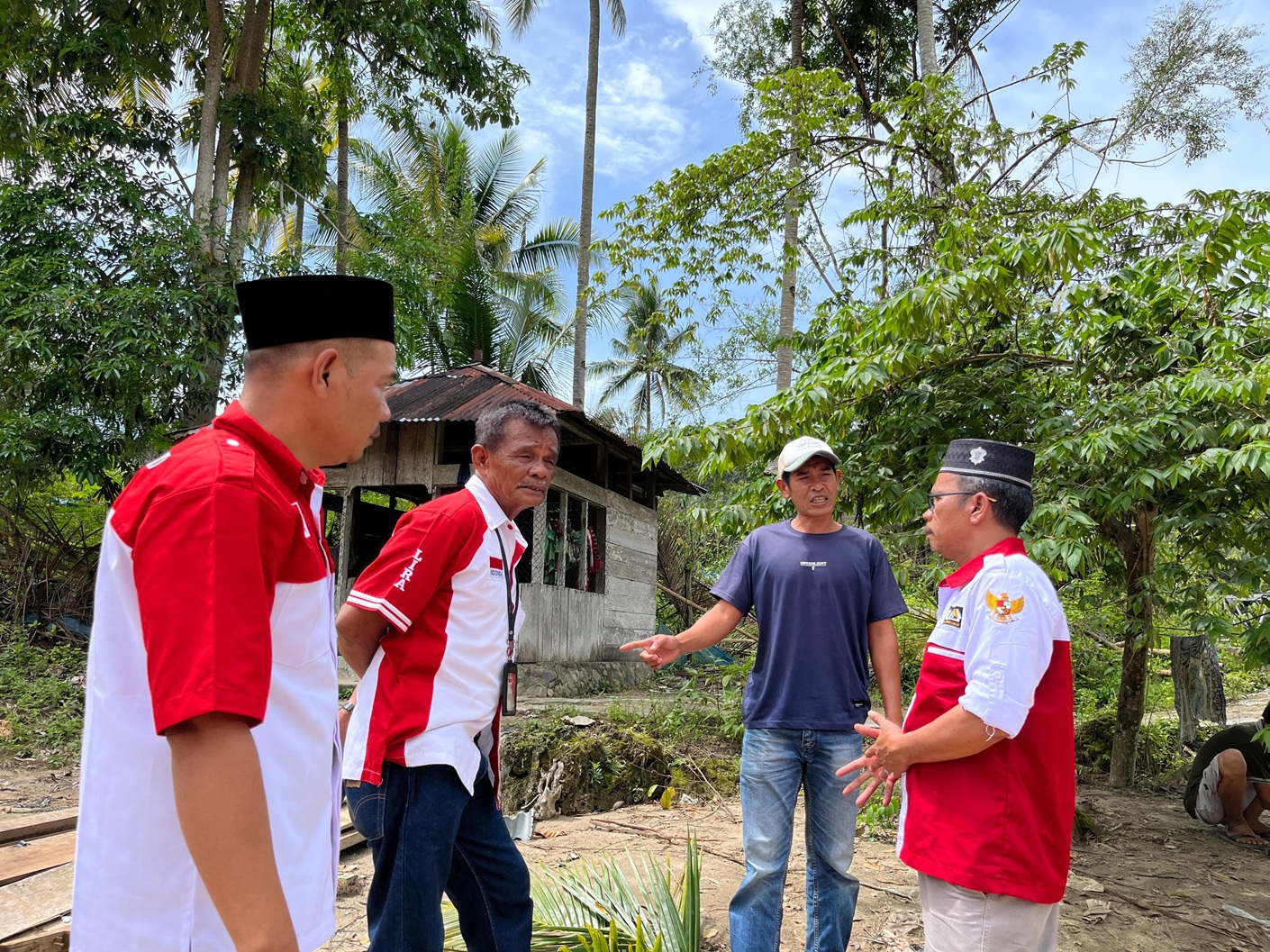 DPD LIRA Tapsel meninjau lokasi banjir bandang dan mengantar bantuan korban bencana di posko