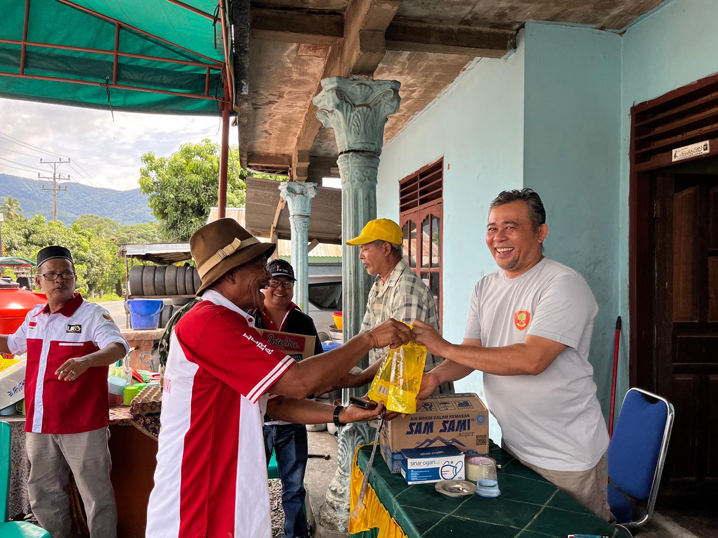 DPD LIRA Tapsel meninjau lokasi banjir bandang dan mengantar bantuan korban bencana di posko