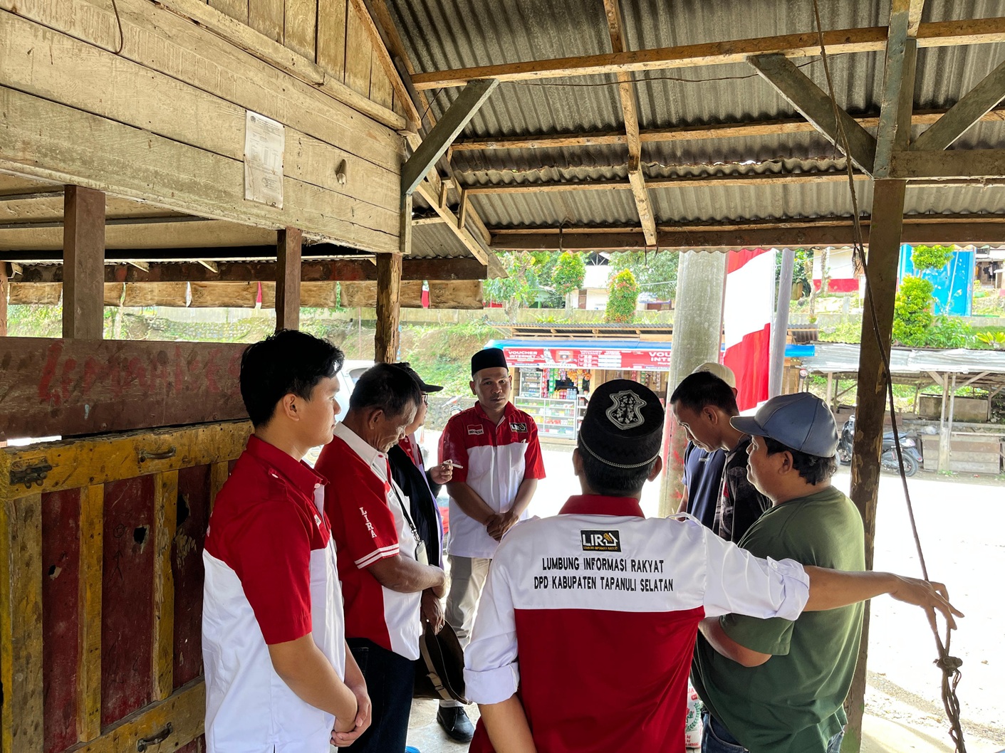 DPD LIRA Tapsel meninjau lokasi banjir bandang dan mengantar bantuan korban bencana di posko