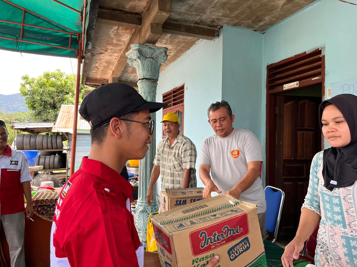 DPD LIRA Tapsel meninjau lokasi banjir bandang dan mengantar bantuan korban bencana di posko