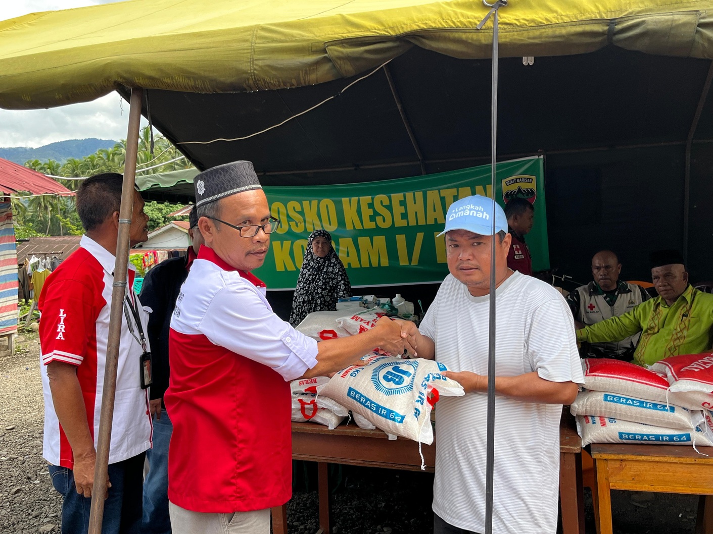 DPD LIRA Tapsel meninjau lokasi banjir bandang dan mengantar bantuan korban bencana di posko