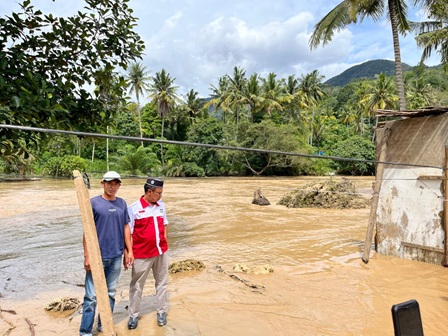 DPD LIRA Tapsel meninjau lokasi banjir bandang dan mengantar bantuan korban bencana di posko