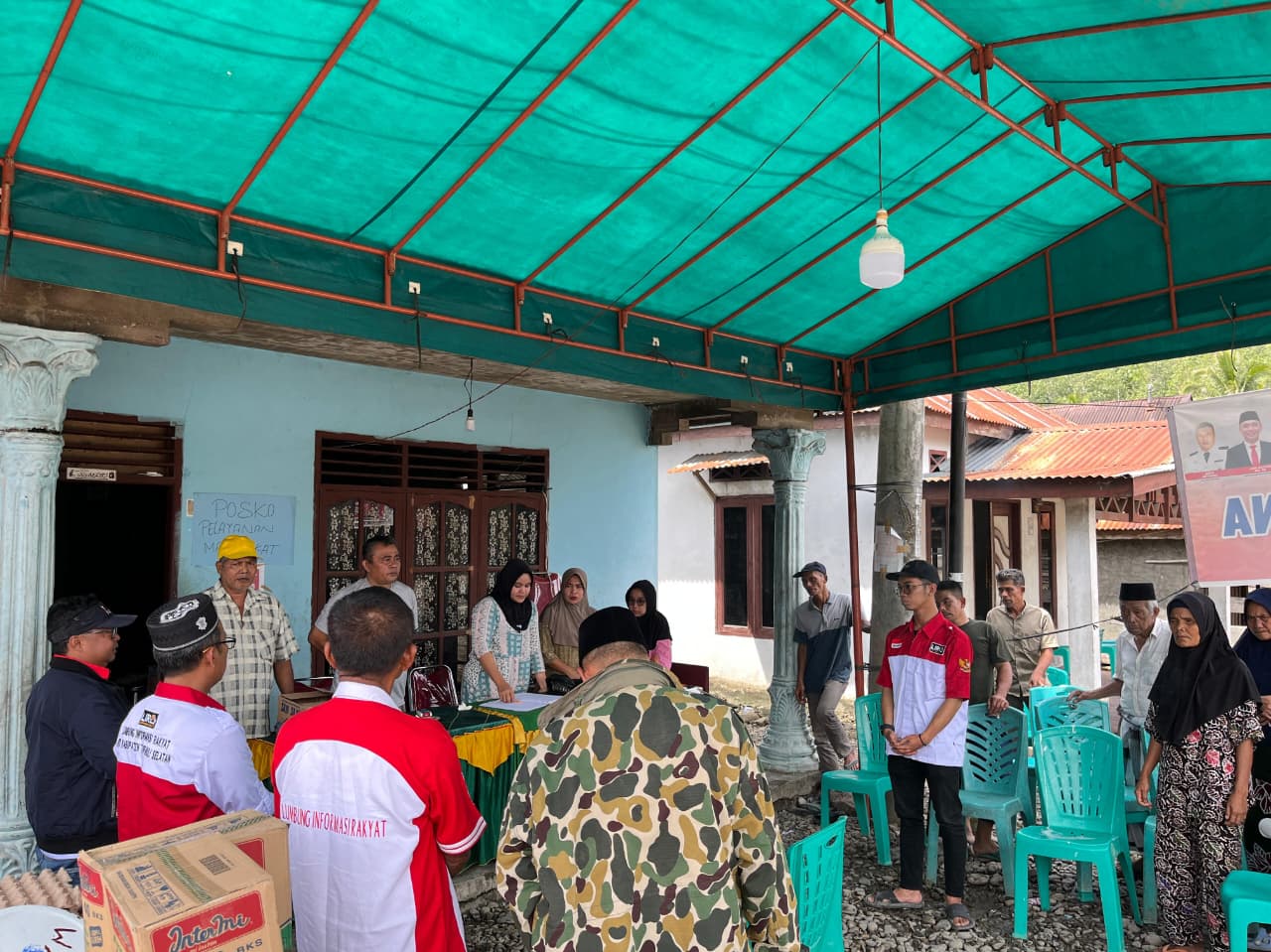 DPD LIRA Tapsel meninjau lokasi banjir bandang dan mengantar bantuan korban bencana di posko