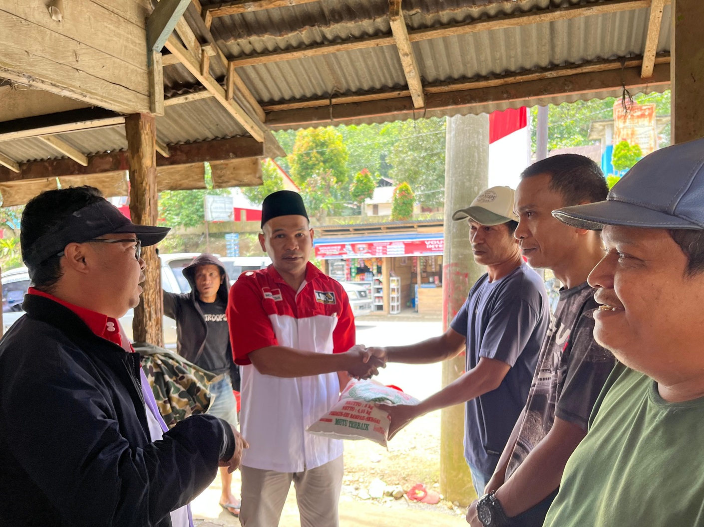 DPD LIRA Tapsel meninjau lokasi banjir bandang dan mengantar bantuan korban bencana di posko