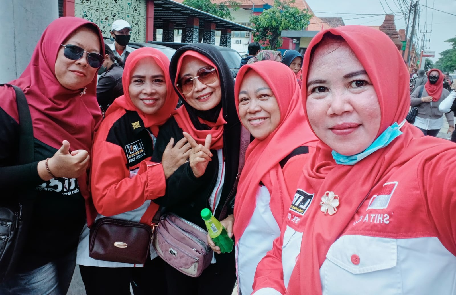 LIRA Mojokerto terlibat aksi anti korupsi bersama LSM lainnya di Mojokerto menuntut pembersihan korupsi di Pemda, Selasa (9/12).