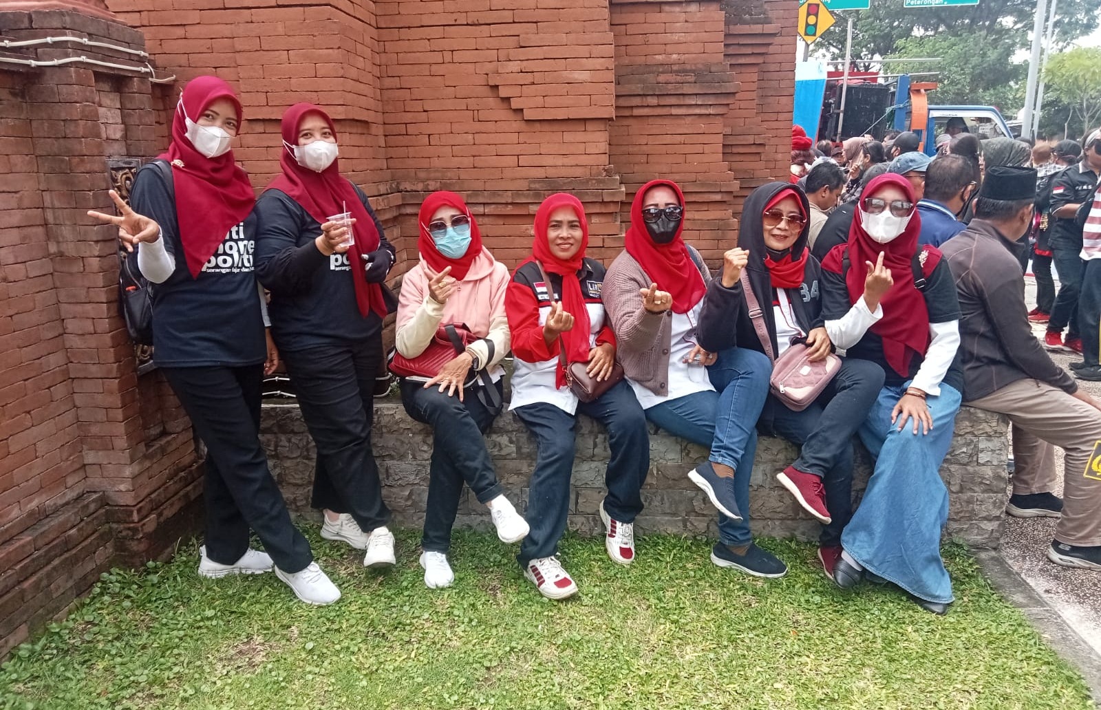 LIRA Mojokerto terlibat aksi anti korupsi bersama LSM lainnya di Mojokerto menuntut pembersihan korupsi di Pemda, Selasa (9/12).