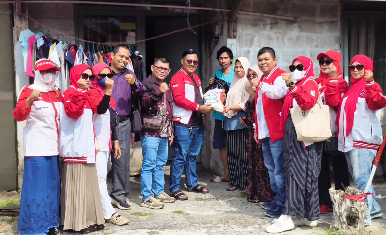 Sambut HUT ke-81 RI, Walikota LIRA Pekanbaru Gelar Aksi Berbagi Sembako untuk Masyarakat